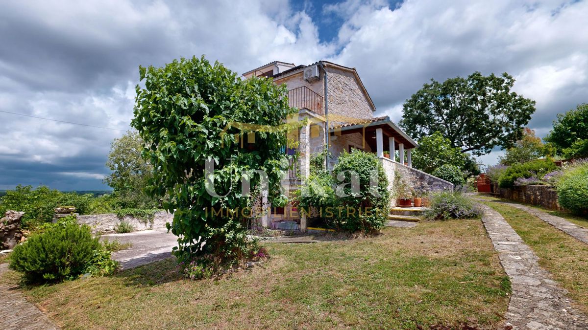 Casa in pietra ristrutturata con piscina